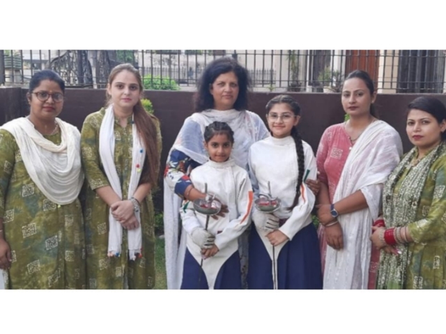 You are currently viewing पंजाब स्कूल गेम्स में चयन होने पर अगम्या और अनिष्का डोगरा को प्रिं. आरती सूद मेहता ने किया सम्मानित