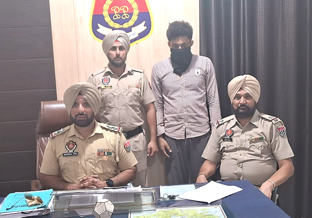 You are currently viewing 270 ਗ੍ਰਾਮ ਹੈਰੋਇਨ,ਡਿਜੀਟਲ ਕੰਡਾ, ਡਰੱਗ ਮਨੀ ਅਤੇ ਇੱਕ ਆਈਫੋਨ-13 ਸਮੇਤ ਕਾਰ ਸਵਾਰ ਨੌਜਵਾਨ ਨੂੰ ਪੁਲਿਸ ਨੇ ਕੀਤਾ ਕਾਬੂ