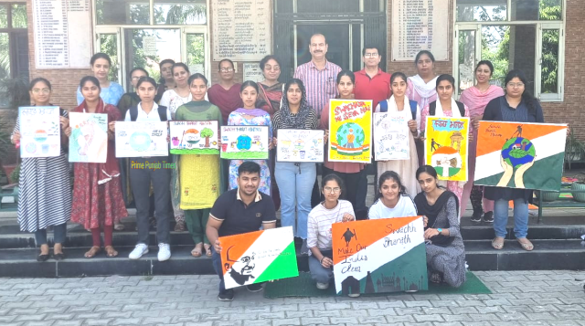 You are currently viewing ਖ਼ਾਲਸਾ ਕਾਲਜ, ਗੜ੍ਹਦੀਵਾਲਾ ਵਿਖੇ ਗਾਂਧੀ ਜਯੰਤੀ ਮੌਕੇ ਸਵੱਛਤਾ ਦਿਵਸ ਮਨਾਇਆ