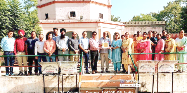 You are currently viewing ਕੇ.ਐਮ.ਐਸ ਕਾਲਜ ਵੱਲੋਂ ਸਰਕਾਰੀ ਸੀਨੀਅਰ ਸੈਕੰਡਰੀ ਸਕੂਲ ਦਸੂਹਾ ਨੂੰ ਲੈਕਚਰ ਸਟੈਂਡ ਭੇਂਟ ਕੀਤੇ – ਪ੍ਰਿੰ.ਗੁਰਦਿਆਲ ਸਿੰਘ