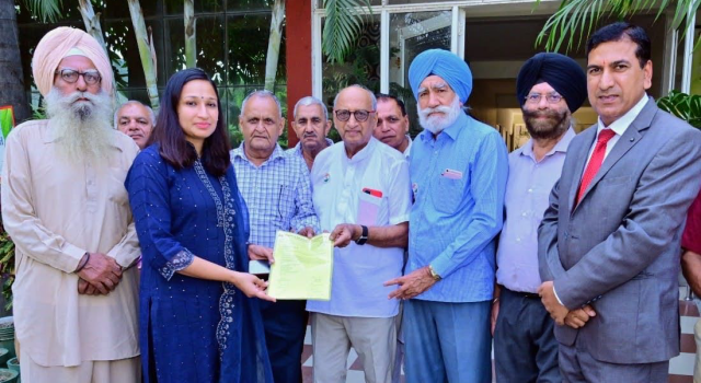 You are currently viewing ਡਿਪਟੀ ਕਮਿਸ਼ਨਰ ਹੁਸ਼ਿਆਰਪੁਰ ਨੂੰ ਸੀਨੀਅਰ ਸਿਟੀਜ਼ਨਜ਼ ਵੈਲਫੇਅਰ ਐਸੋਸੀਏਸ਼ਨ ਰਜਿ. ਦਸੂਹਾ ਵੱਲੋਂ ਯਾਦ ਪੱਤਰ ਸੌਂਪਿਆ ਗਿਆ – ਚੌਧਰੀ ਕੁਮਾਰ ਸੈਣੀ