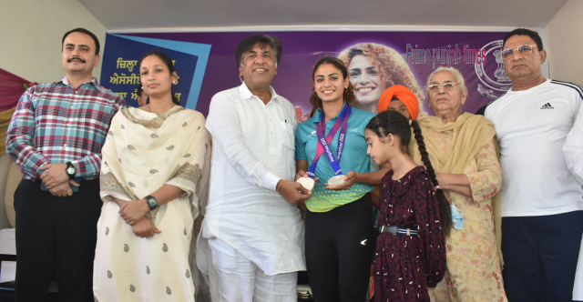 You are currently viewing ਏਸ਼ਿਆਈ ਖੇਡਾਂ ‘ਚ ਚਾਂਦੀ ਦੇ ਤਗ਼ਮੇ ਜਿੱਤਣ ਵਾਲੀ ਹਰਮਿਲਨ ਬੈਂਸ ਨੂੰ ਕੈਬਨਿਟ ਮੰਤਰੀ,ਡਿਪਟੀ ਕਮਿਸ਼ਨਰ, ਐਸ.ਐਸ.ਪੀ  ਤੋਂ ਇਲਾਵਾ ਖੇਡ ਪ੍ਰੇਮੀਆਂ ਨੇ ਕੀਤਾ ਸਨਮਾਨਿਤ