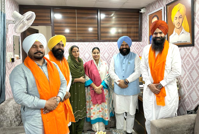 You are currently viewing ਡਾ.ਗੁਰਪ੍ਰੀਤ ਕੌਰ ਗੜ੍ਹਸ਼ੰਕਰ ਵਿਖੇ ਡਿਪਟੀ ਸਪੀਕਰ ਰੌੜੀ ਦੀ ਰਿਹਾਇਸ਼ ’ਤੇ ਪੁੱਜੇ 