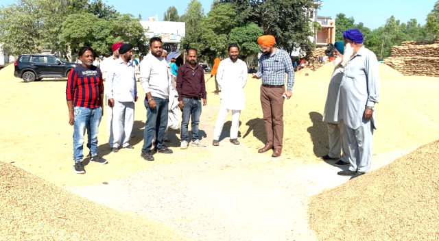 You are currently viewing ਕਿਸਾਨਾਂ ਨੂੰ ਕਿਸੇ ਤਰ੍ਹਾਂ ਦੀ ਕੋਈ ਮੁਸ਼ਕਿਲ ਨਹੀਂ ਆਉਣ ਦਿੱਤੀ ਜਾਵੇਗੀ : ਨਾਇਬ ਤਹਿਸੀਲਦਾਰ ਲਵਦੀਪ ਸਿੰਘ ਧੂਤ 