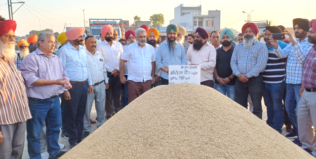 You are currently viewing ਖੁਰਾਕ, ਸਿਵਲ ਸਪਲਾਈ ਅਤੇ ਖਪਤਕਾਰ ਮਾਮਲੇ ਮੰਤਰੀ ਨੇ ਦਾਣਾ ਮੰਡੀ ਦਸੂਹਾ ਵਿਖੇ ਝੋਨੇ ਦੇ ਖਰੀਦ ਪ੍ਰਬੰਧਾਂ ਦਾ  ਲਿਆ ਜਾਇਜ਼ਾ