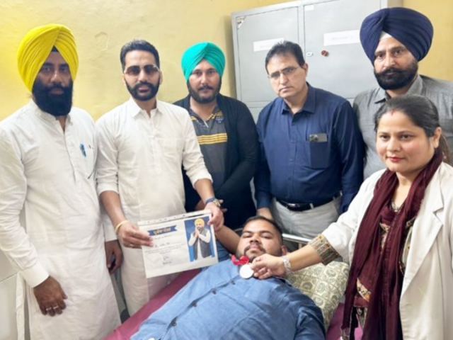 You are currently viewing ਨਵਜੋਤ ਸਿੰਘ ਨਵੀ ਨੇ ਖੂਨਦਾਨ ਕਰ ਆਪਣਾ ਅਤੇ ਸਰਦਾਰ ਭਗਵੰਤ ਸਿੰਘ ਮਾਨ ਦਾ ਜਨਮਦਿਵਸ ਮਨਾਇਆ