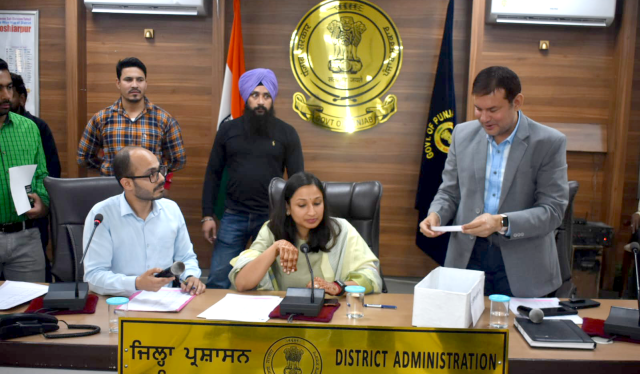 You are currently viewing ਡਿਪਟੀ ਕਮਿਸ਼ਨਰ ਨੇ ਪਟਾਖਿਆਂ ਦੀ ਵਿਕਰੀ ਲਈ 57 ਆਰਜ਼ੀ ਲਾਇਸੰਸ ਕੀਤੇ ਜਾਰੀ 