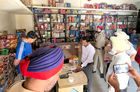 Read more about the article ਐਸ.ਡੀ.ਐਮ ਬੱਲ ਨੇ ਪਟਾਕਿਆਂ ਦੇ ਲਾਈਸੈਂਸ ਹੋਲਡਰ ਦੇ ਹੋਲ-ਸੇਲ ਸਟੋਰਾਂ ਦੀ ਕੀਤੀ ਚੈਕਿੰਗ