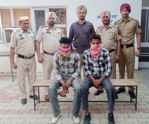 You are currently viewing ਬਿਨਾ ਨੰਬਰੀ ਮੋਟਰਸਾਈਕਲ,ਖੰਡਾ ਲੋਹਾ, ਲੋਹੇ ਦਾ ਔਜਾਰ ਸਮੇਤ ਦੋ ਨੌਜਵਾਨ ਪੁਲਿਸ ਅੜਿੱਕੇ 