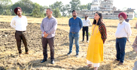 Read more about the article ਪਰਾਲੀ ਸਾੜਨ ਦੀਆਂ ਘਟਨਾਵਾਂ ਨੂੰ ਠੱਲ੍ਹ ਪਾਉਣ ਲਈ ਡਿਪਟੀ ਕਮਿਸ਼ਨਰ ਸਮੇਤ ਸਮੁੱਚਾ ਪ੍ਰਸ਼ਾਸਨ ਮੈਦਾਨ ‘ਚ ਨਿੱਤਰਿਆ