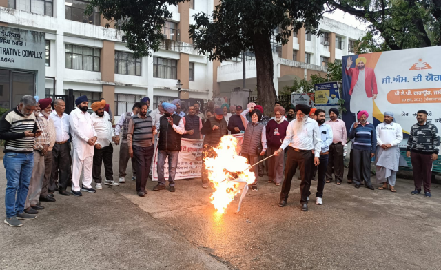 Read more about the article *ਪੰਜਾਬ ਮੁਲਾਜ਼ਮ ਅਤੇ ਪੈਨਸ਼ਨਰਜ਼ ਸਾਂਝਾ ਫਰੰਟ ਨੇ ਭਗਵੰਤ ਮਾਨ ਦਾ ਪੁਤਲਾ ਫੂਕਿਆ*