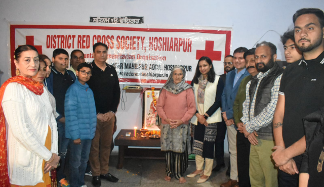 You are currently viewing ਡਿਪਟੀ ਕਮਿਸ਼ਨਰ ਨੇ ਓਲਡ ਏਜ ਹੋਮ ਵਿਖੇ ਬਜ਼ੁਰਗਾਂ ਨਾਲ ਮਨਾਈ ਦੀਵਾਲੀ 