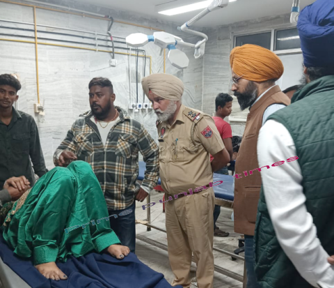 You are currently viewing ਮੱਥਾ ਟੇਕ ਕਰ ਘਰ ਪਰਤ ਰਹੇ ਦੋ ਬੱਚਿਆਂ ਸਮੇਤ ਦੋ ਔਰਤਾਂ ਤੇ ਡਿੱਗਿਆ ਘਰ ਦਾ ਬਨੇਰਾ,ਗੰਭੀਰ ਜਖਮੀ