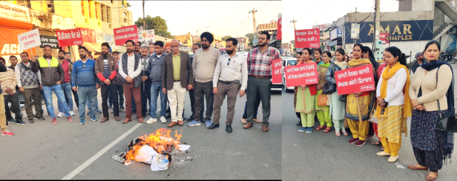 Read more about the article *ਪੁਰਾਣੀ ਪੈਨਸ਼ਨ ਦੀ ਮੰਗ ਕਰਦੇ ਮੁਲਾਜ਼ਮਾਂ ਨੇ, ਫੂਕਿਆ ਪੰਜਾਬ ਸਰਕਾਰ ਦਾ ਪੁਤਲਾ : ਅਮਨਦੀਪ ਸ਼ਰਮਾ,ਪ੍ਰਿੰਸ