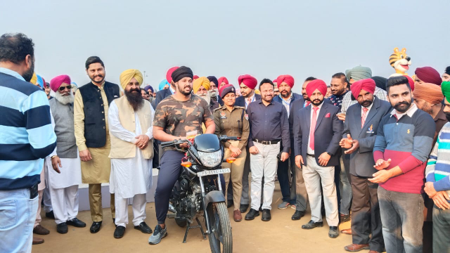 You are currently viewing ਕਮਲਜੀਤ ਖੇਡਾਂ -2023….ਕੈਬਨਿਟ ਮੰਤਰੀ ਕੁਲਦੀਪ ਸਿੰਘ ਧਾਲੀਵਾਲ, ਗੁਰਮੀਤ ਸਿੰਘ ਖੁੱਡੀਆਂ ਤੇ ਵਿਧਾਇਕ ਸ਼ੈਰੀ ਕਲਸੀ ਨੇ ਜੇਤੂ ਖਿਡਾਰੀਆਂ ਨੂੰ ਵੰਡੇ ਇਨਾਮ