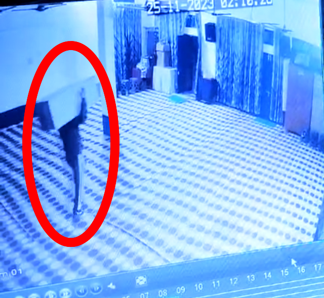 You are currently viewing ਚੋਰਾਂ ਨੇ ਗੁਰੂਦੁਆਰਾ ਸਾਹਿਬ ਨੂੰ ਬਣਾਇਆ ਨਿਸ਼ਾਨਾ, ਗੋਲਕ ਚੁੱਕ ਕੇ ਹੋਏ ਰਫੂਚੱਕਰ