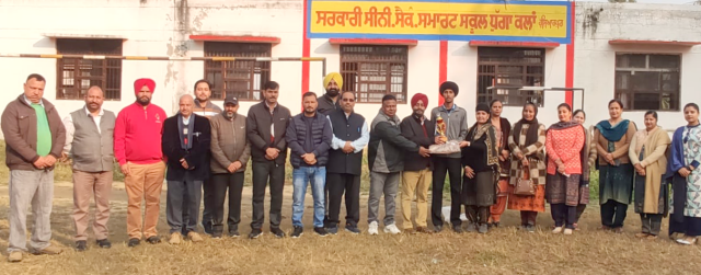 You are currently viewing *ਸਰਕਾਰੀ ਸੀਨੀਅਰ ਸੈਕੰਡਰੀ ਸਕੂਲ ਧੁੱਗਾ ਦੇ ਵਿਦਿਆਰਥੀ ਨੂੰ ਟਰੈਕ ਸੂਟ ਤੇ ਟਰਾਫੀ ਨਾਲ ਕੀਤਾ ਸਨਮਾਨਿਤ*