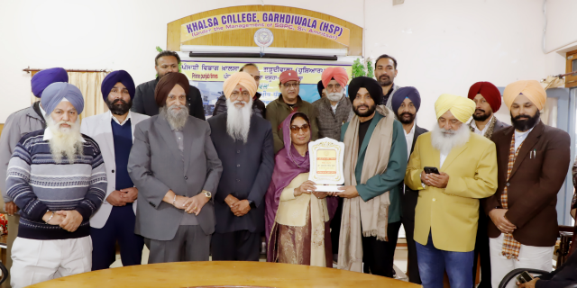 You are currently viewing ਖ਼ਾਲਸਾ ਕਾਲਜ ਗੜ੍ਹਦੀਵਾਲਾ ਵਿਖੇ ਡਾ. ਗੁਰਪ੍ਰੀਤ ਸਿੰਘ ਧੁੱਗਾ ਦੇ ਨਾਵਲ ‘ਚਾਲ਼ੀ ਦਿਨ’ ਉੱਪਰ ਵਿਚਾਰ-ਚਰਚਾ ਕਰਵਾਈ ਗਈ