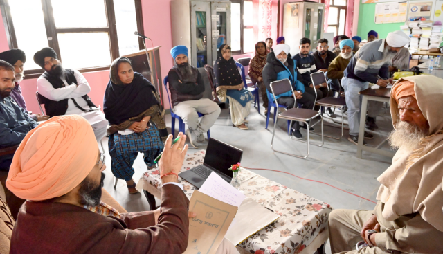 Read more about the article “ਸਰਕਾਰ ਤੁਹਾਡੇ ਦੁਆਰ” ਪ੍ਰੋਗਰਾਮ ਤਹਿਤ ਸਰਕਾਰੀ ਸੀਨੀਅਰ ਸੈਕੰਡਰੀ (ਸਮਾਰਟ) ਸਕੂਲ ਧੁੱਗਾ ਕਲਾ ਵਿਖੇ 14ਵਾਂ ਦੌਰਾ/ਕੈਂਪ ਲਗਾਇਆ ਗਿਆ