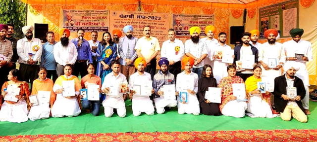Read more about the article ਖ਼ਾਲਸਾ ਕਾਲਜ ਗੜ੍ਹਦੀਵਾਲਾ ਦੇ ਵਿਦਿਆਰਥੀਆਂ ਦੀ ਸ਼ਹੀਦ ਕਰਤਾਰ ਸਿੰਘ ਸਰਾਭਾ ਨੂੰ ਸਮਰਪਿਤ ਪੁਸਤਕ ਮੇਲੇ ‘ਚ ਸ਼ਮੂਲੀਅਤ