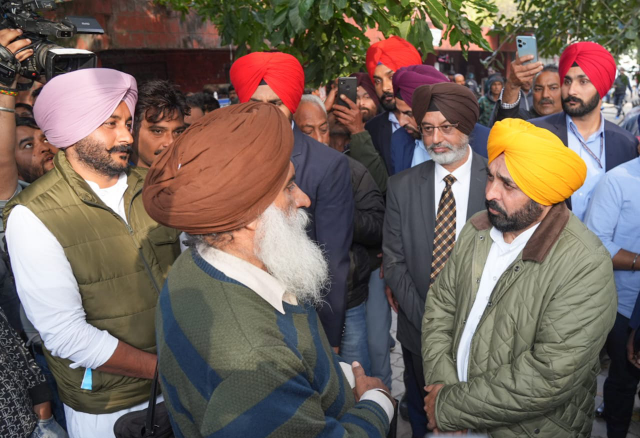 You are currently viewing ਮੁੱਖ ਮੰਤਰੀ ਭਗਵੰਤ ਸਿੰਘ ਮਾਨ ਵੱਲੋਂ ਸਰਕਾਰੀ ਦਫ਼ਤਰਾਂ ਦਾ ਅਚਨਚੇਤੀ ਦੌਰਾ ਜਾਰੀ, ਲੋਕਾਂ ਨੇ ਮੁੱਖ ਮੰਤਰੀ ਦੇ ਕੰਮ ਦੀ ਕੀਤੀ ਸ਼ਲਾਘਾ