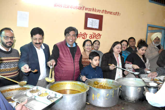 You are currently viewing ਕੈਬਨਿਟ ਮੰਤਰੀ ਜਿੰਪਾ ਨੇ ਪਰਿਵਾਰ ਸਮੇਤ ਸਾਂਝੀ ਰਸੋਈ ਵਿਚ ਮਨਾਈ ਪਿਤਾ ਦੀ ਬਰਸੀ 