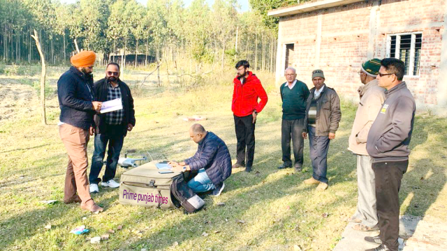 You are currently viewing ਸਬ-ਤਹਿਸੀਲ ਗੜ੍ਹਦੀਵਾਲਾ ਅਧੀਨ ਆਉਂਦੇ ਕੰਢੀ ਖੇਤਰ ਦੇ ਪਿੰਡਾ ਵਿੱਚ ਲਾਲ ਲਕੀਰ ਦਾ ਕੀਤਾ ਗਿਆ ਡਰੋਨ ਸਰਵੈ