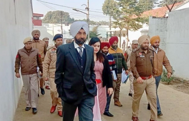 You are currently viewing ਚੇਅਰਮੈਨ ਜ਼ਿਲ੍ਹਾ ਕਾਨੂੰਨੀ ਸੇਵਾਵਾਂ ਅਥਾਰਟੀ ਵਲੋਂ ਕੇਂਦਰੀ ਜੇਲ੍ਹ ਦਾ ਦੌਰਾ