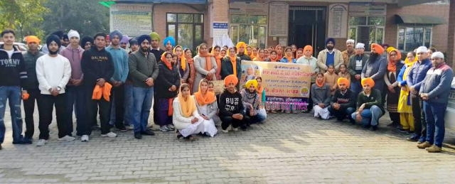 You are currently viewing ਖ਼ਾਲਸਾ ਕਾਲਜ ਗੜ੍ਹਦੀਵਾਲਾ ਵਿਖੇ ਸਾਹਿਬਜ਼ਾਦਿਆਂ ਦੀ ਸ਼ਹੀਦੀ ਨੂੰ ਸਮਰਪਿਤ ਧਾਰਮਿਕ ਸਮਾਗਮ ਅਤੇ ਗੁਰਮਤਿ ਚੇਤਨਾ ਮਾਰਚ ਕੱਢਿਆ