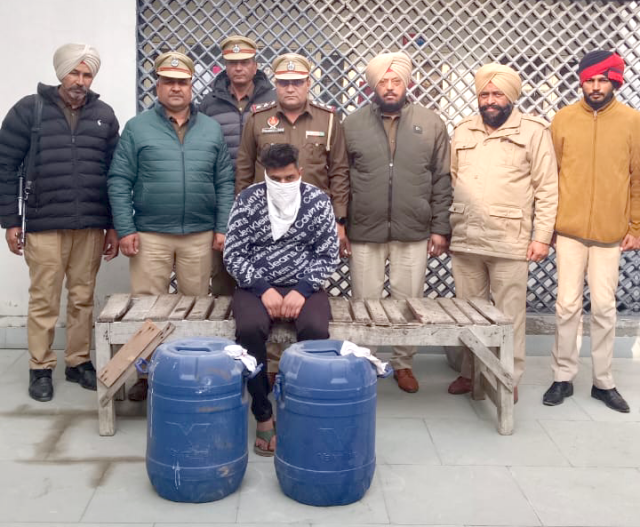 Read more about the article ਕਾਰ ਸਵਾਰ ਚਾਲਕ 10 ਪੇਟੀਆਂ ਨਜਾਇਜ਼ ਸ਼ਰਾਬ ਸਮੇਤ ਆਇਆ ਪੁਲਿਸ ਅੜਿੱਕੇ 