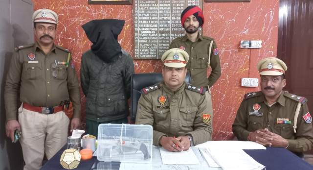 You are currently viewing ਇੱਕ ਦੇਸੀ ਪਿਸਤੌਲ (ਕੱਟਾ) ਤੇ 3 ਜਿੰਦਾ ਰੌਂਦ ਸਮੇਤ ਇੱਕ ਪੁਲਿਸ ਅੜਿੱਕੇ 