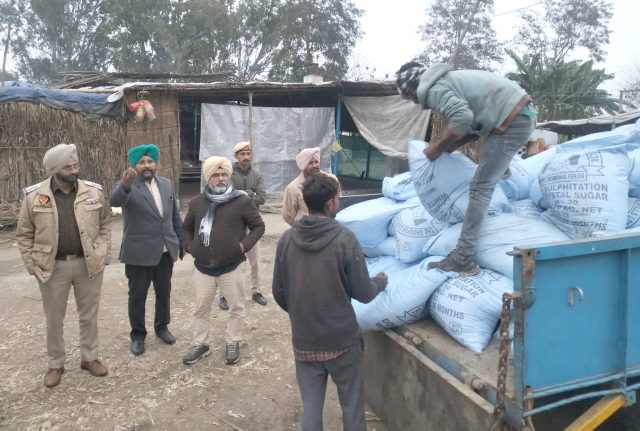You are currently viewing स्वास्थ्य विभाग और पुलिस द्वारा संयुक्त छापेमारी, गुड में मिलाने के लिए रखी 100 चीनी की बोरियां बरामद कर की सील