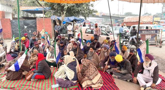 Read more about the article ਸਮਾਜ ਸੇਵੀ ਬੀਬੀ ਸੁਰਿੰਦਰ ਕੌਰ ਕਾਲੜਾ ਦੀ ਗ੍ਰਿਫਤਾਰੀ ਨੂੰ ਲੈ ਕੇ ਡੀ.ਐਸ.ਪੀ ਦਫਤਰ ਦਸੂਹਾ ਦੇ ਬਾਹਰ ਲੱਗਾ ਅਣਮਿੱਥੇ ਸਮੇਂ ਲਈ ਧਰਨਾ