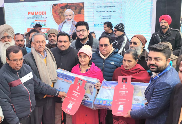 You are currently viewing ਕੇਂਦਰੀ ਰਾਜ ਮੰਤਰੀ ਸੋਮ ਪ੍ਰਕਾਸ਼ ਵੱਲੋਂ ਵਿਕਸਿਤ ਭਾਰਤ ਸੰਕਲਪ ਯਾਤਰਾ ਦੌਰਾਨ ਪ੍ਰਧਾਨ ਮੰਤਰੀ ਸਵੈਨਿਧੀ ਯੋਜਨਾ, ਆਵਾਸ ਯੋਜਨਾ ਅਤੇ ਉੱਜਵਲਾ ਯੋਜਨਾ ਦੇ ਲਾਭਪਾਤਰੀਆਂ ਨੂੰ ਬਣਦਾ ਲਾਭ ਕੀਤਾ ਪ੍ਰਦਾਨ