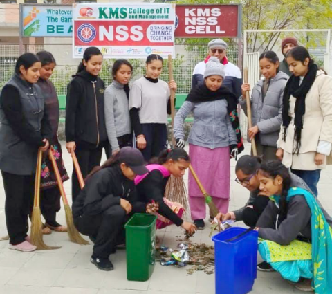 You are currently viewing ਚੇਅਰਮੈਨ ਚੌਧਰੀ ਕੁਮਾਰ ਸੈਣੀ ਵੱਲੋਂ ਐਨ.ਐਸ.ਐਸ ਯੂਨਿਟ ਦੇ ਵਲੰਟੀਅਰਾਂ ਨੂੰ ਰੰਗਦਾਰ ਕੂੜੇਦਾਨਾਂ ਬਾਰੇ ਜਾਣਕਾਰੀ ਦਿੱਤੀ – ਪ੍ਰਿੰਸੀਪਲ ਡਾ.ਸ਼ਬਨਮ ਕੌਰ