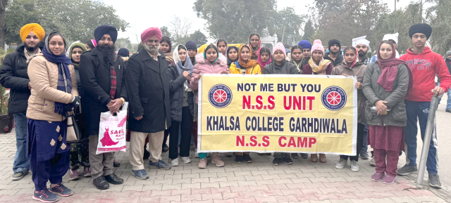 You are currently viewing ਐੱਨ.ਐੱਸ.ਐੱਸ ਵਲੰਟੀਅਰਾਂ ਨੇ ਕੈਂਪ ਦੇ ਚੌਥੇ ਦਿਨ ਸਵੱਛਤਾ ਮੁਹਿੰਮ ਚਲਾਈ