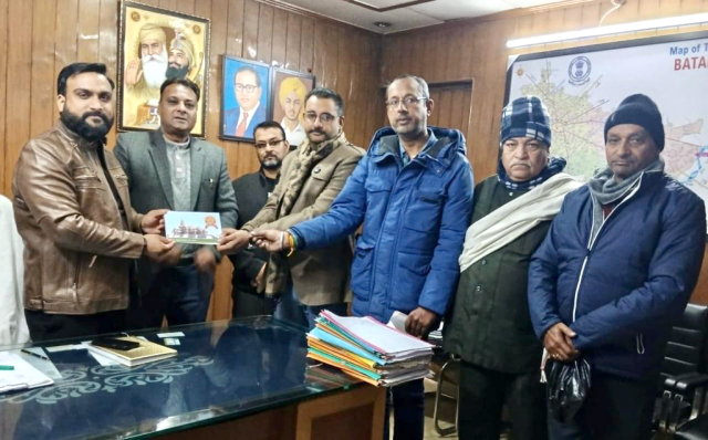 You are currently viewing *वन वासी कल्याण आश्रम ने श्री राम मंदिर के प्राण प्रतिष्ठा समारोह के लिए तहसीलदार अभिषेक वर्मा को आमंत्रित किया*