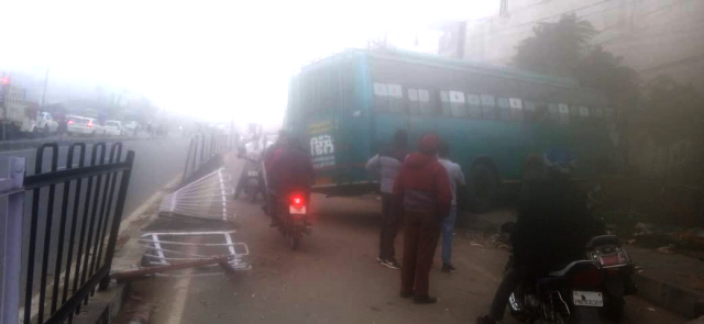 You are currently viewing ਨੈਸ਼ਨਲ ਹਾਈਵੇ ਤੇ ਬੇਕਾਬੂ ਬੱਸ ਡਿਵਾਈਡਰ ਨੂੰ ਤੋੜਦੀ ਹੋਈ ਕੰਧ ਚ ਜਾ ਵੱਜੀ,ਜਾਨੀ ਨੁਕਸਾਨ..