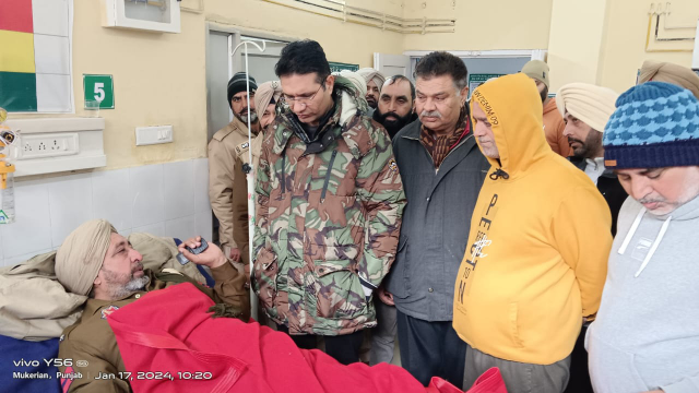 You are currently viewing ਮੁਕੇਰੀਆਂ ‘ਚ ਵਾਪਰੇ ਹਾਦਸੇ ਤੋਂ ਬਾਅਦ SSP ਸੁਰੇਂਦਰ ਲਾਂਬਾ ਨੇ ਮੌਕੇ ਤੇ ਪਹੁੰਚ ਕੇ ਜਾਣਿਆ ਜਖਮੀ ਮੁਲਾਜ਼ਮਾਂ ਦਾ ਹਾਲ
