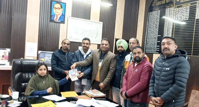 You are currently viewing *ਐੱਸ ਡੀ ਐਮ ਬਟਾਲਾ ਨੂੰ ਸ਼੍ਰੀ ਰਾਮ ਮੰਦਰ ਦੀ ਪ੍ਰਾਨ ਪ੍ਰਤਿਸ਼ਠਾ ਸਮਾਰੋਹ ਲਈ ਸੱਦਾ ਅਤੇ ਪਵਿੱਤਰ ਅਕਸ਼ਤ ਕਲਸ਼ ਦਿੱਤਾ*