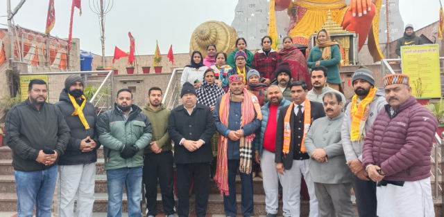 You are currently viewing पूर्व केंद्रीय राज्य मंत्री विजय सांपला व उनके साथ उनके कार्यकर्ताओ ने बड़े हनुमान मंदिर में की साफ सफाई की सेवा