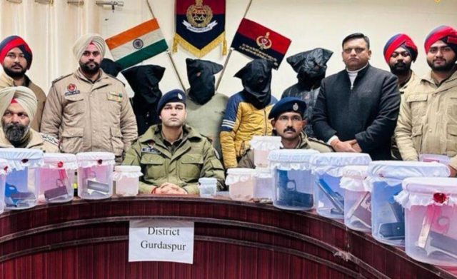 You are currently viewing ਗੁਰਦਾਸਪੁਰ ਨੂੰ ਮਿਲੀ ਵੱਡੀ ਕਾਮਯਾਬੀ ਭਾਰੀ ਮਾਤਰਾ ਵਿੱਚ ਅਸਲੇ ਸਮੇਤ 6 ਕਾਬੂ