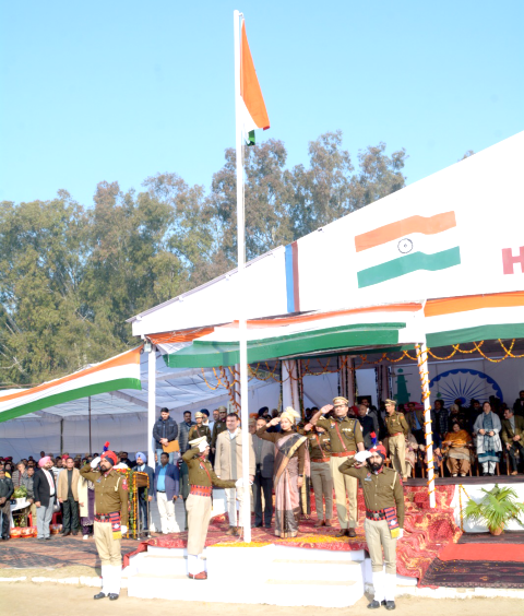 You are currently viewing ਗਣਤੰਤਰ ਦਿਵਸ ਦੇ ਜ਼ਿਲ੍ਹਾ ਪੱਧਰੀ ਸਮਾਗਮ ’ਚ ਡਿਪਟੀ ਕਮਿਸ਼ਨਰ ਕੋਮਲ ਮਿੱਤਲ ਨੇ ਲਹਿਰਾਇਆ ਰਾਸ਼ਟਰੀ ਝੰਡਾ