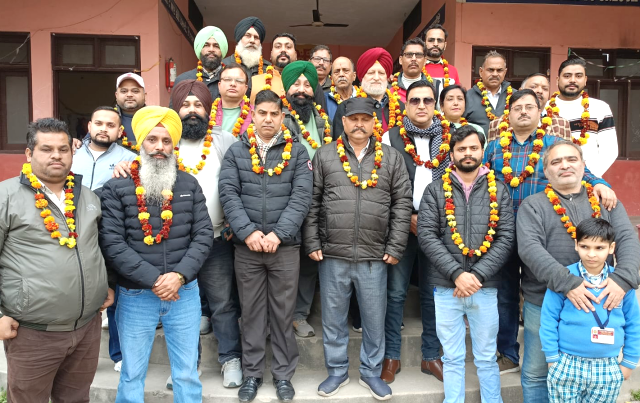 You are currently viewing ਚੰਡੀਗੜ੍ਹ ਪੰਜਾਬ ਜਰਨਲਿਸਟ ਐਸੋਸੀਏਸ਼ਨ ਦੀ ਗੁਰਦਾਸਪੁਰ ਬਾਡੀ ਦਾ ਹੋਇਆ ਗੱਠਨ ਸੰਜੀਵ ਮਹਿਤਾ ਸੰਜੂ ਗੁਰਦਾਸਪੁਰ ਅਤੇ ਇੰਦਰ ਮੋਹਨ ਸੋਢੀ ਬਣੇ ਬਟਾਲਾ ਪ੍ਰਧਾਨ