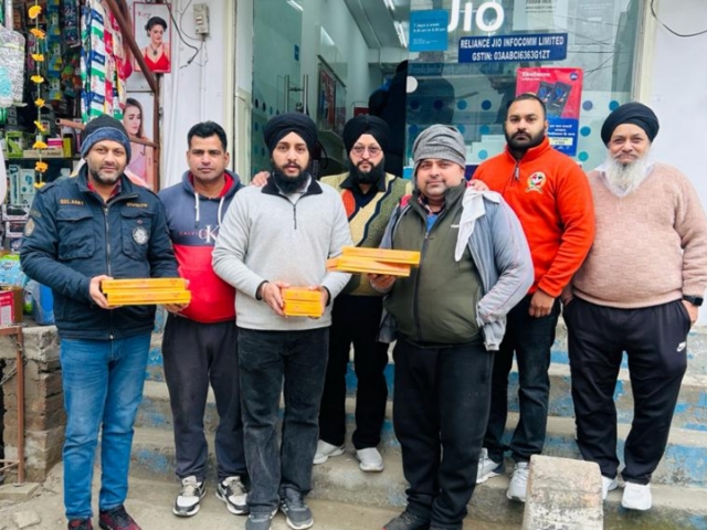 You are currently viewing जसदीप सिंह रमदासपुर (सम्राट स्वीट्स) ने भगवान श्रीराम लला प्राण प्रतिष्ठा की खुशी में लड्डू बांटे