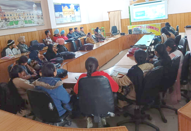 You are currently viewing ਖਾਲਸਾ ਕਾਲਜ ਗੜ੍ਹਦੀਵਾਲਾ ਵਿਖੇ ਕਮਰਸ ਵਿਭਾਗ ਤੇ ਅਰਥ ਸ਼ਾਸਤਰ ਵਿਭਾਗ ਦੇ ਵਿਦਿਆਰਥੀਆਂ ਲਈ ਕੇਂਦਰੀ ਬਜਟ ਦਾ ਸਿੱਧਾ ਪ੍ਰਸਾਰਣ ਦਿਖਾਇਆ ਗਿਆ