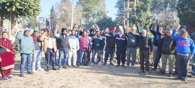 You are currently viewing ਸਰਕਾਰ ਵਲੋਂ ਕੱਟੀਆਂ ਤਨਖ਼ਾਹਾਂ ਦੇ ਵਿਰੋਧ ‘ਚ ਬਿਜਲੀ ਕਰਮਚਾਰੀਆਂ ਨੇ ਕੀਤਾ ਰੋਸ ਪ੍ਰਦਰਸ਼ਨ