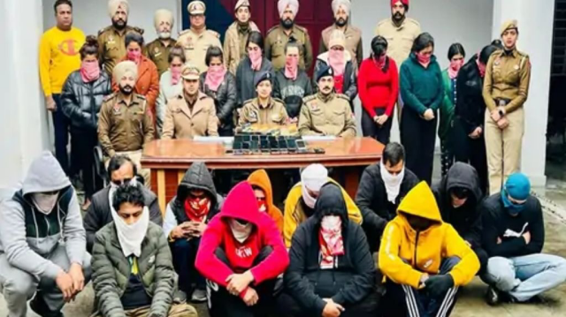 You are currently viewing ਮਹੇੜੂ ਲਾਅ ਗੇਟ ਵਿਖੇ ਪੀ.ਜੀ.ਦੀ ਆੜ ‘ਚ ਚੱਲ ਰਹੇ ਗੈਰ ਕਾਨੂੰਨੀ ਕੰਮਾਂ ਦਾ ਹੋਇਆ ਪਰਦਾਫਾਸ਼,13 ਪੁਰਸ਼ ਅਤੇ 13 ਮਹਿਲਾਵਾਂ ਨੂੰ ਪੁਲਿਸ ਨੇ ਕੀਤਾ ਕਾਬੂ