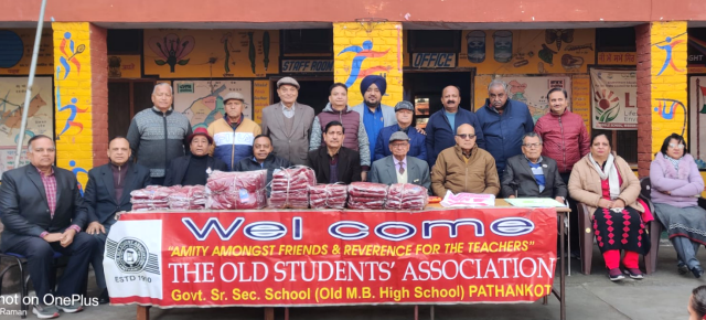 You are currently viewing ਓਲਡ ਸਟੂਡੈਂਟਸ ਐਸੋਸੀਏਸ਼ਨ ਨੇ ਲੋੜਵੰਦ ਬੱਚਿਆਂ ਨੂੰ ਸਵੈਟਰ ਕੀਤੇ ਭੇਂਟ