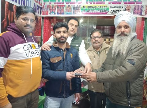 You are currently viewing ਗੁਮ ਹੋਇਆ ਮੋਬਾਈਲ ਅਸਲੀ ਮਾਲਕਾਂ ਨੂੰ ਦੇ ਕੇ ਮਨਾਇਆ ਜਨਮ ਦਿਨ